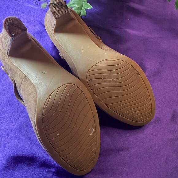 📌x-appeal Round Toe Suede 3.5" High Heel Pumps with Straps Worn Once - Picture 7 of 13